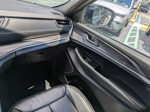 Certified 2025 Jeep Grand Cherokee Limited w/ Luxury Tech Group II image 13