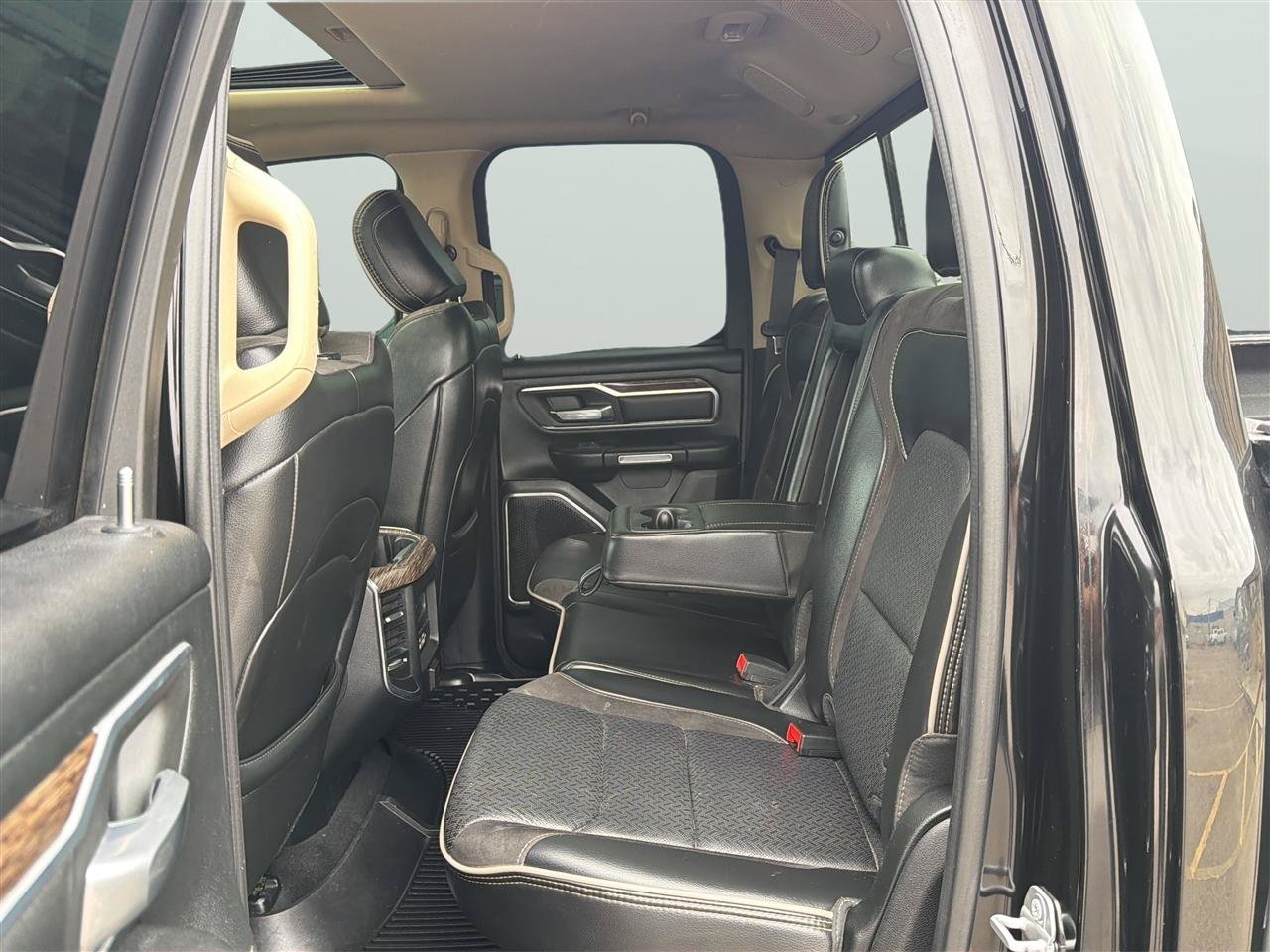Used 2019 RAM 1500 Laramie AWD/4WD image 19