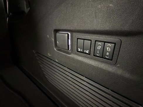 Certified 2025 Chevrolet Suburban Premier image 31