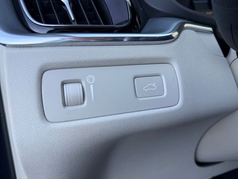 Used 2018 Volvo XC60 T6 Momentum w/ Convenience Package image 31