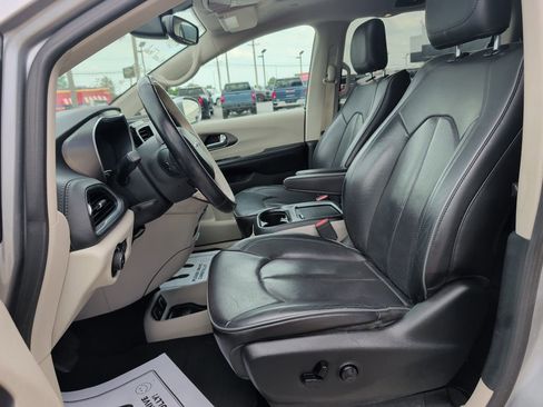 Used 2018 Chrysler Pacifica Limited FWD image 8