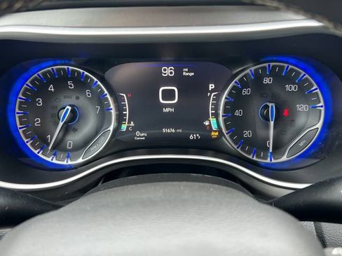 Used 2024 Chrysler Pacifica Touring-L FWD image 20