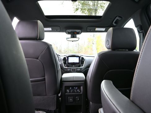 Used 2023 Chevrolet Traverse Premier image 12