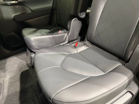 Certified 2025 Toyota Highlander Platinum image 21