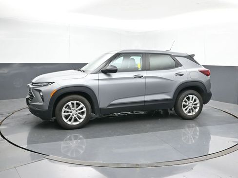 Used 2024 Chevrolet TrailBlazer LS image 2