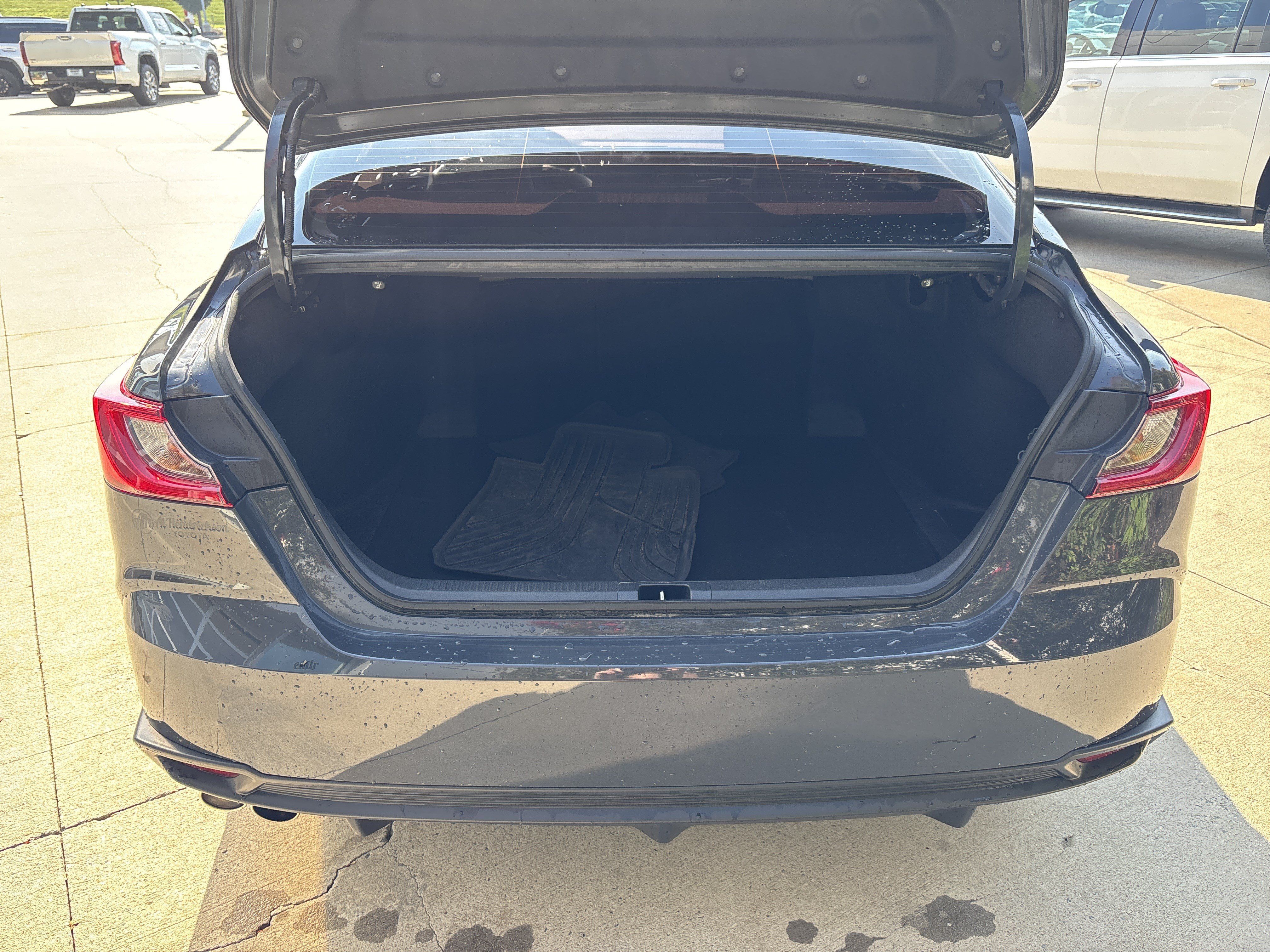 Used 2025 Toyota Camry SE FWD image 30