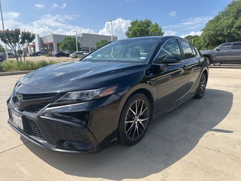 Used 2023 Toyota Camry SE image 1