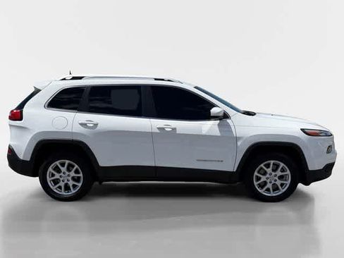 Used 2017 Jeep Cherokee Latitude FWD image 6