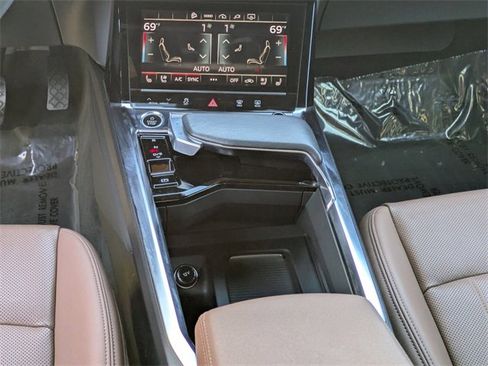 Used 2023 Audi e-tron Premium Plus w/ Premium Plus Package image 22