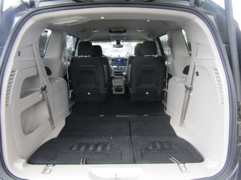 Used 2017 Chrysler Pacifica Touring Plus w/ Tire & Wheel Group image 8