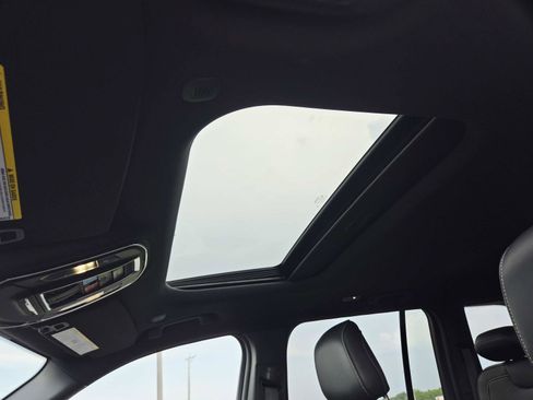 Used 2024 Jeep Grand Cherokee Altitude image 10