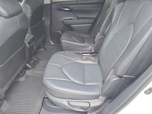 Used 2021 Toyota Highlander XLE AWD/4WD image 17