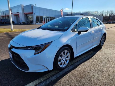 Used 2023 Toyota Corolla LE image 3