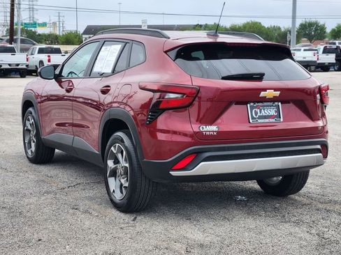 Used 2025 Chevrolet Trax LT w/ LT Convenience Package FWD image 5
