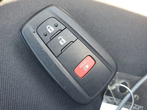 Used 2022 Toyota C-HR XLE FWD image 27