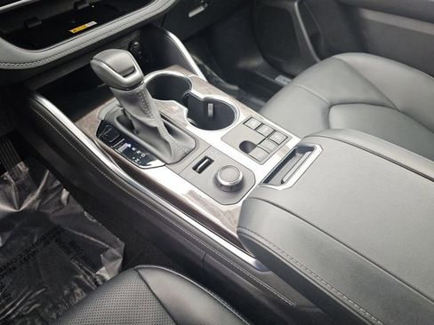 Used 2025 Toyota Highlander Limited image 34