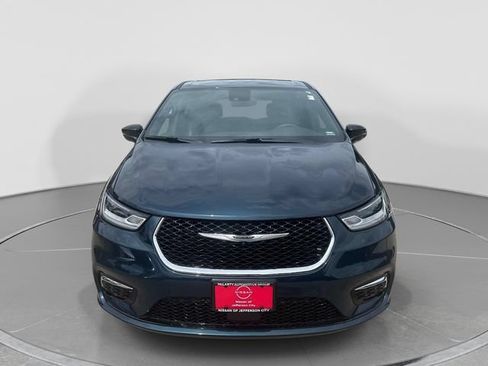 Used 2025 Chrysler Pacifica Select AWD/4WD image 2