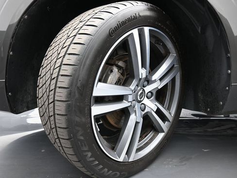 Used 2018 Volvo XC60 T5 Momentum w/ Vision Package AWD/4WD image 16