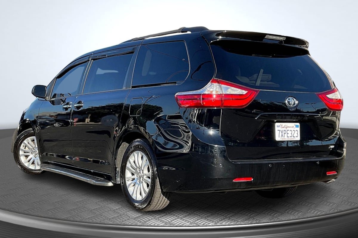 Used 2017 Toyota Sienna XLE w/ XLE Navigation Package FWD image 2