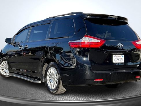 Used 2017 Toyota Sienna XLE image 2