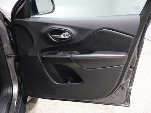 Used 2019 Jeep Cherokee Trailhawk image 23