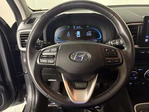 Used 2025 Hyundai Venue SEL FWD image 20
