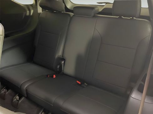 Used 2025 Chevrolet Traverse LT FWD image 42