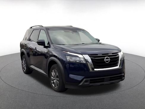 Used 2025 Nissan Pathfinder SV image 3