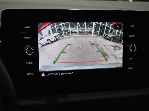 Used 2025 Volkswagen Jetta SE w/ Sunroof Package image 19