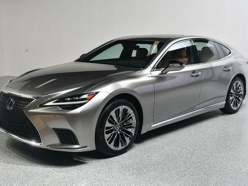 Used 2023 Lexus LS 500 w/ Accessory Package (Z2) image 2