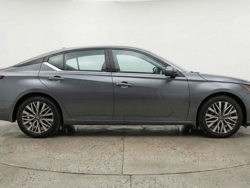 Used 2025 Nissan Altima 2.5 SV image 11