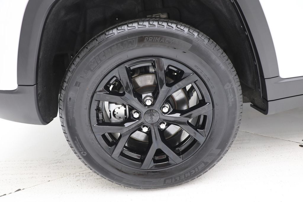 Used 2025 Jeep Grand Cherokee Altitude AWD/4WD image 9