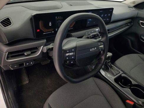 Used 2025 Kia K4 LXS image 12