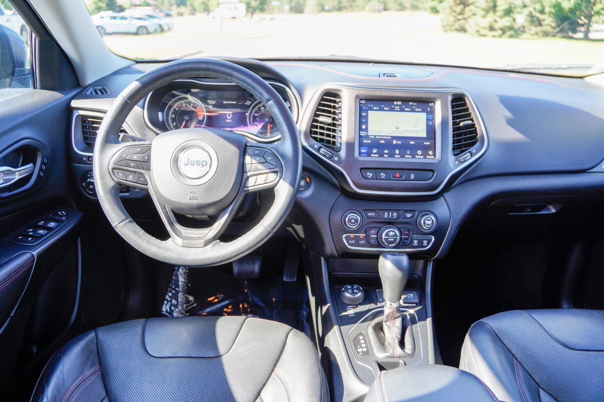 Used 2019 Jeep Cherokee Trailhawk AWD/4WD image 13