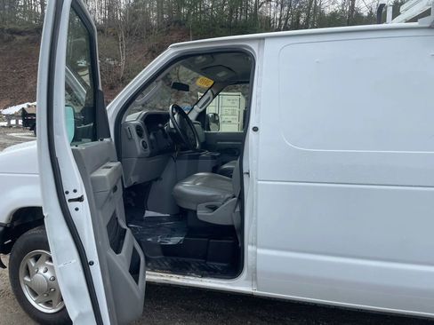 Used 2010 Ford E-150 and Econoline 150 Extended RWD image 4