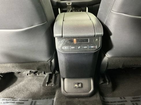Used 2020 Toyota Highlander XLE AWD/4WD image 25