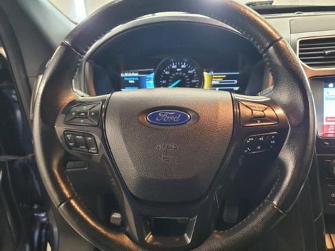 Used 2017 Ford Explorer XLT w/ XLT Technology Feature Bundle image 17