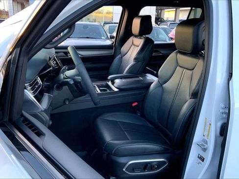 Used 2023 Jeep Wagoneer Series II image 7