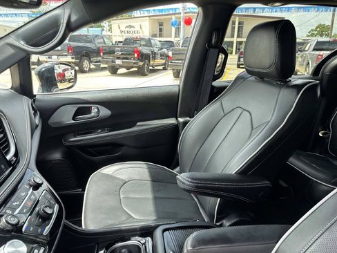 Used 2026 Chrysler Pacifica Limited FWD image 16