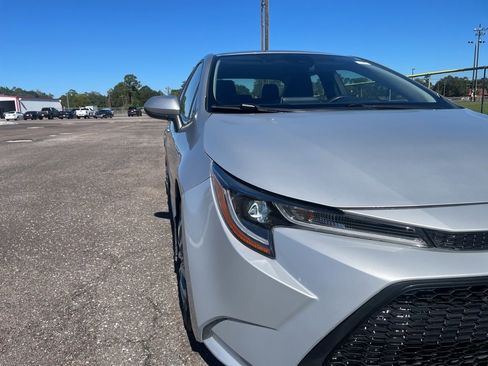 Used 2021 Toyota Corolla LE image 9