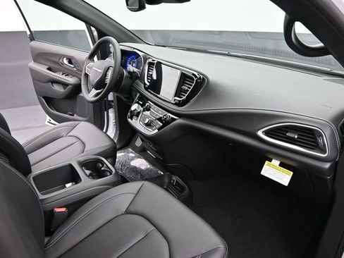 New 2026 Chrysler Pacifica Select FWD image 26