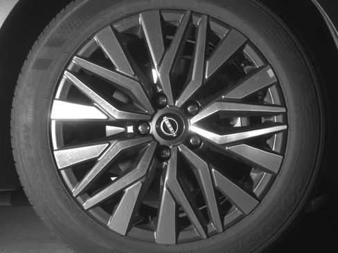 Used 2025 Nissan Altima 2.5 SV FWD image 13