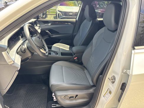 Used 2025 Volkswagen Tiguan SE R-Line FWD image 22