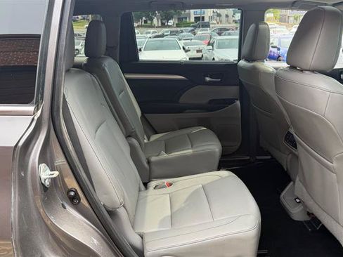 Used 2015 Toyota Highlander XLE AWD/4WD image 19