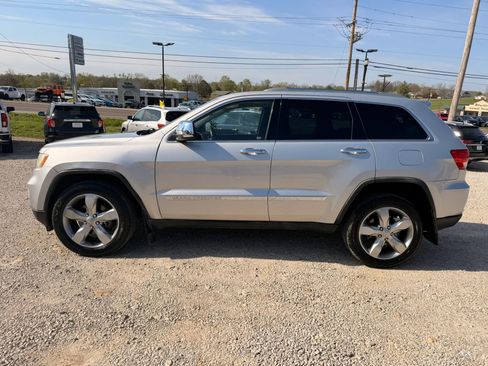 Used 2012 Jeep Grand Cherokee Limited w/ Luxury Group II image 2