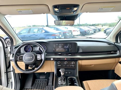 Used 2024 Kia Carnival LX image 15