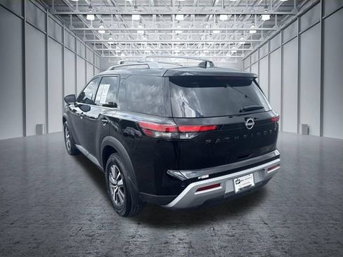 Used 2023 Nissan Pathfinder SL w/ Black Appearance Package FWD image 3