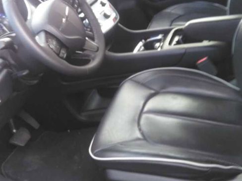 Used 2025 Chrysler Pacifica Limited FWD image 5