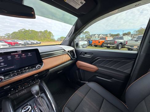 Used 2024 GMC Canyon AT4 image 27