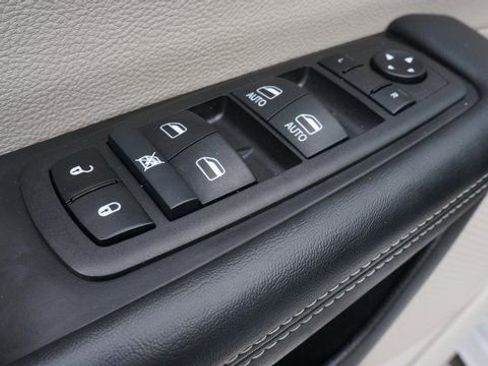 Used 2024 Chrysler Pacifica Touring-L image 28